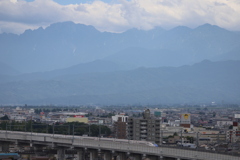 重い雲と剱岳と新幹線