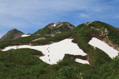 雪渓を越え山頂へ