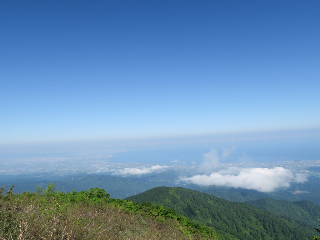 雲の上から見下ろす富山平野と富山湾