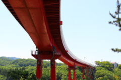 赤い橋を見上げる