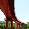 赤い橋を見上げる