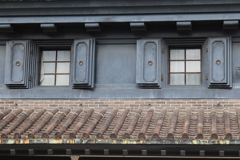 重厚な窓