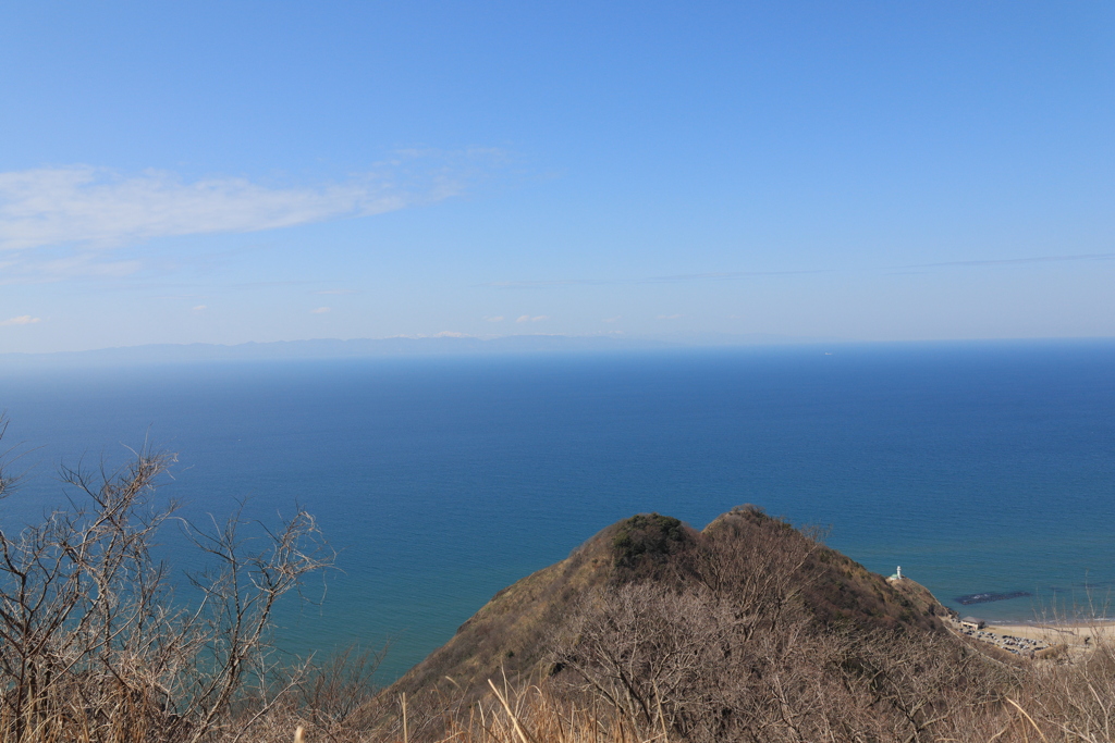 灯台と佐渡ヶ島