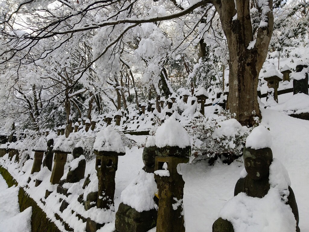 雪の中の五百羅漢