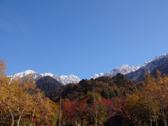 雪と紅葉と青空