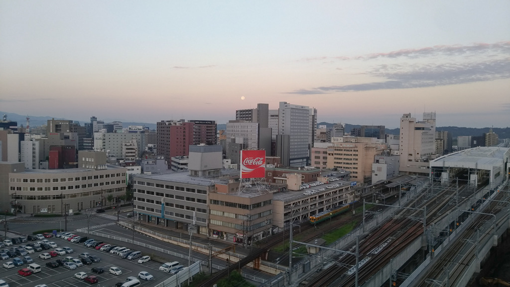 白いお月さまとかぼちゃ電車
