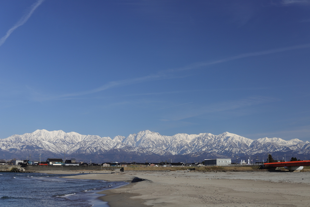 海から臨む立山連峰