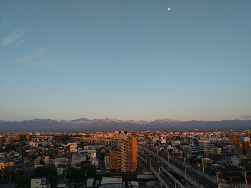 雲も晴れ月現れる