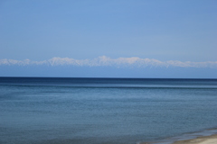 海に浮かぶ山々