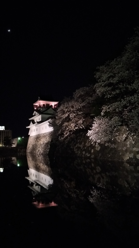 お城とぼんやりお月さん