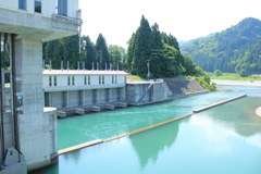 吸い込まれる水
