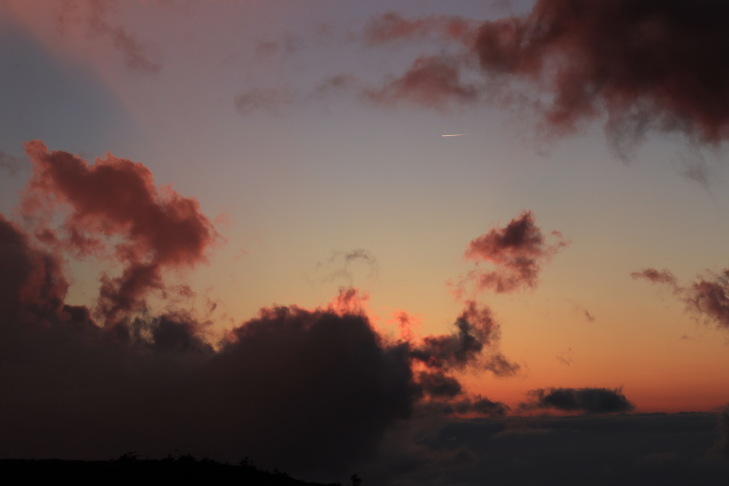 夕暮れと飛行機雲