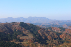 山と紅葉と林道