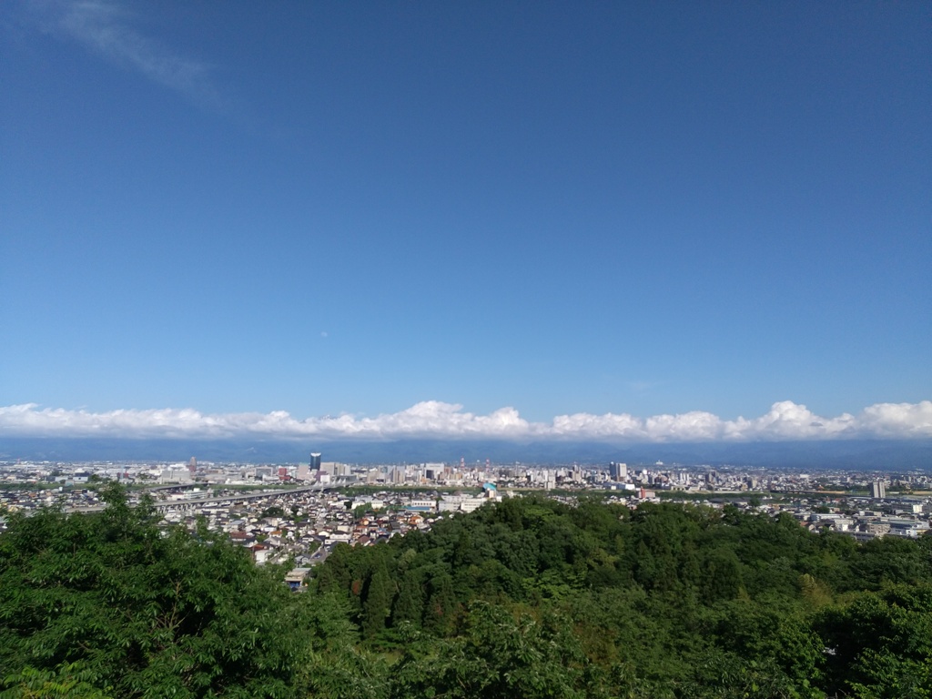 劔のてっぺんとお月様
