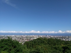 劔のてっぺんとお月様