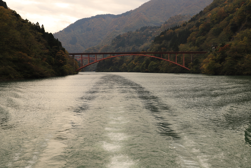 長崎大橋の奥に利賀大橋