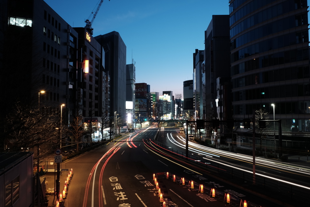 明け方の新宿の街