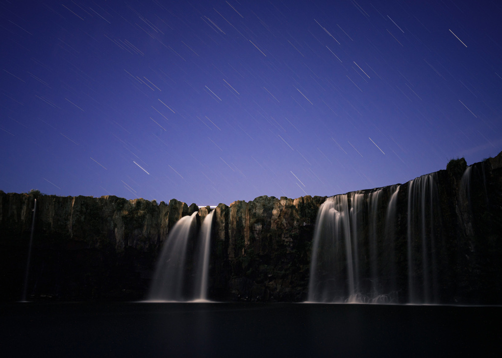 滝と星の夜