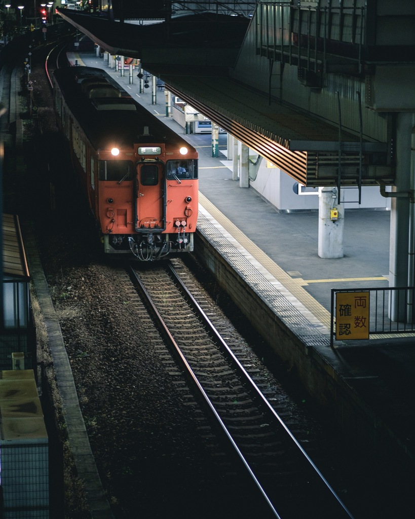 夜のホーム