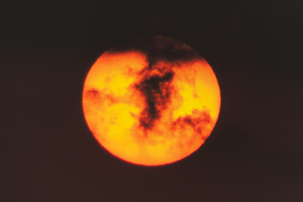 雲のかかりかたが何となくざわざわする太陽