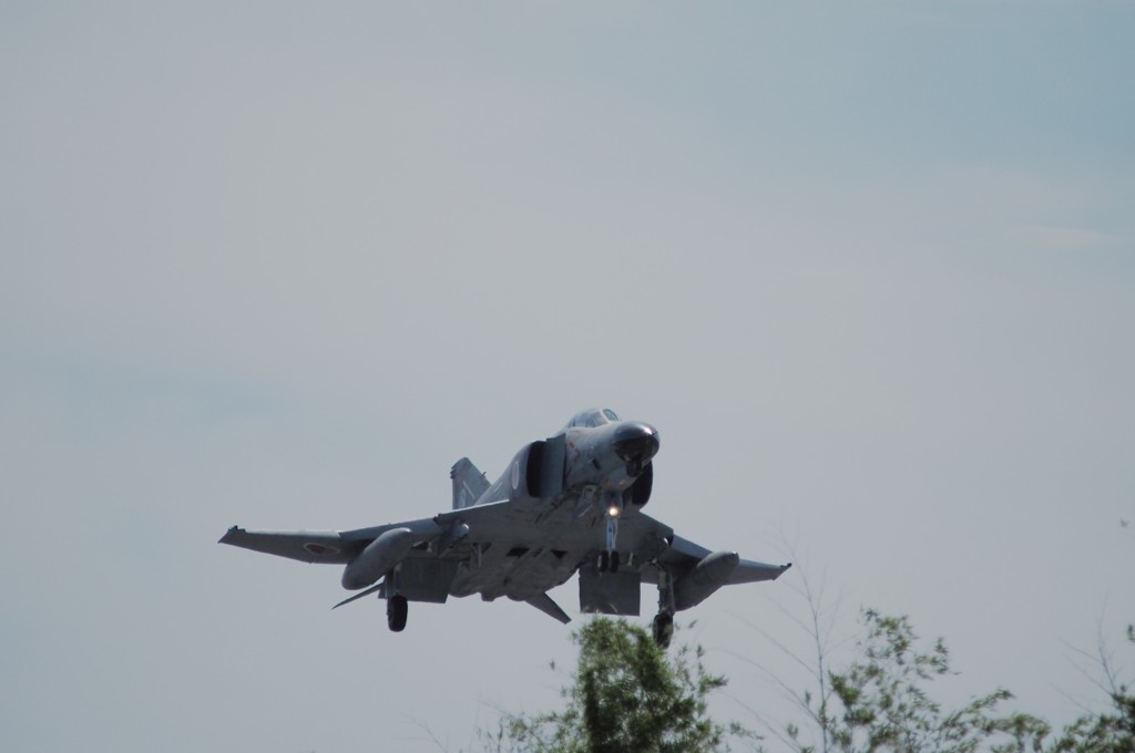 岐阜基地のフェンス脇から