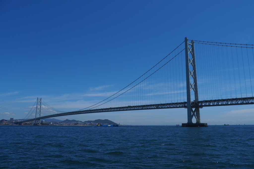 昼の明石海峡大橋