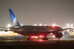 成田RWY16R UNITED 777-200ER
