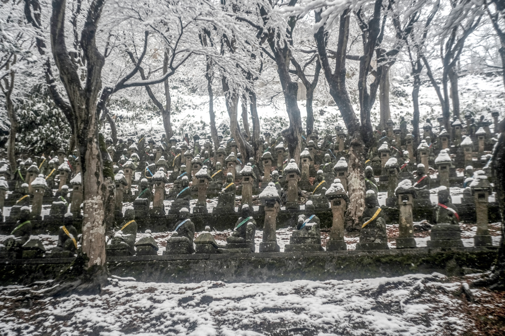 雪の中の五百羅漢 ④