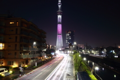 街中で輝くスカイツリー