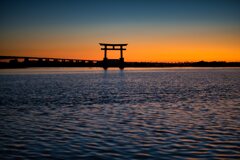 浜の鳥居、暮色の中