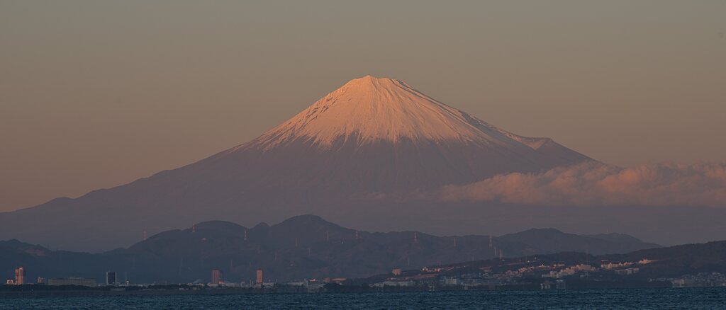 紅富士の夕暮れ、港町を望む