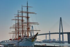 白帆と新湊大橋