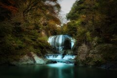 秋の秘瀑、碧の雫