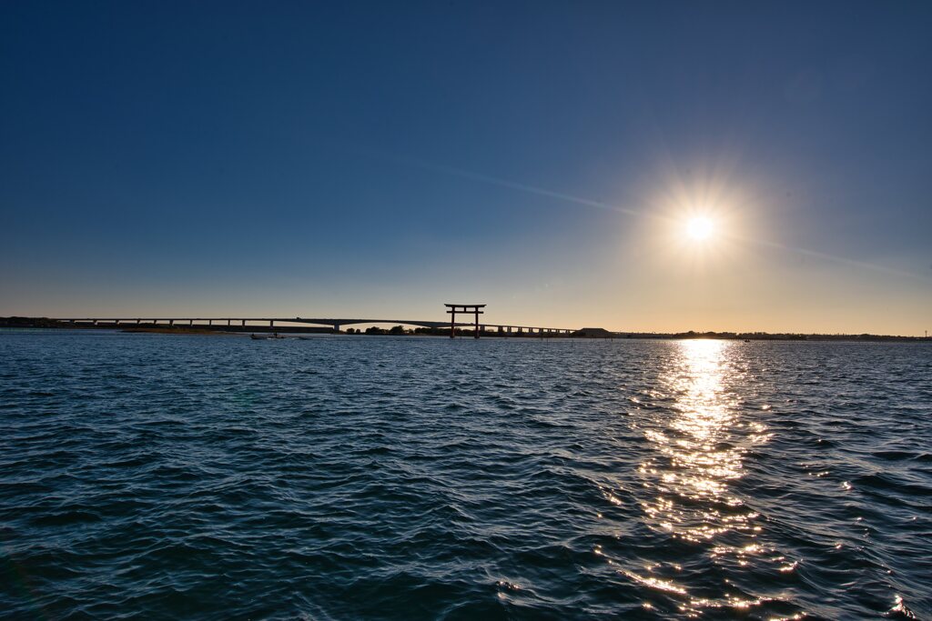 海上の鳥居、陽光の道