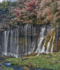 崖に残る水の記憶