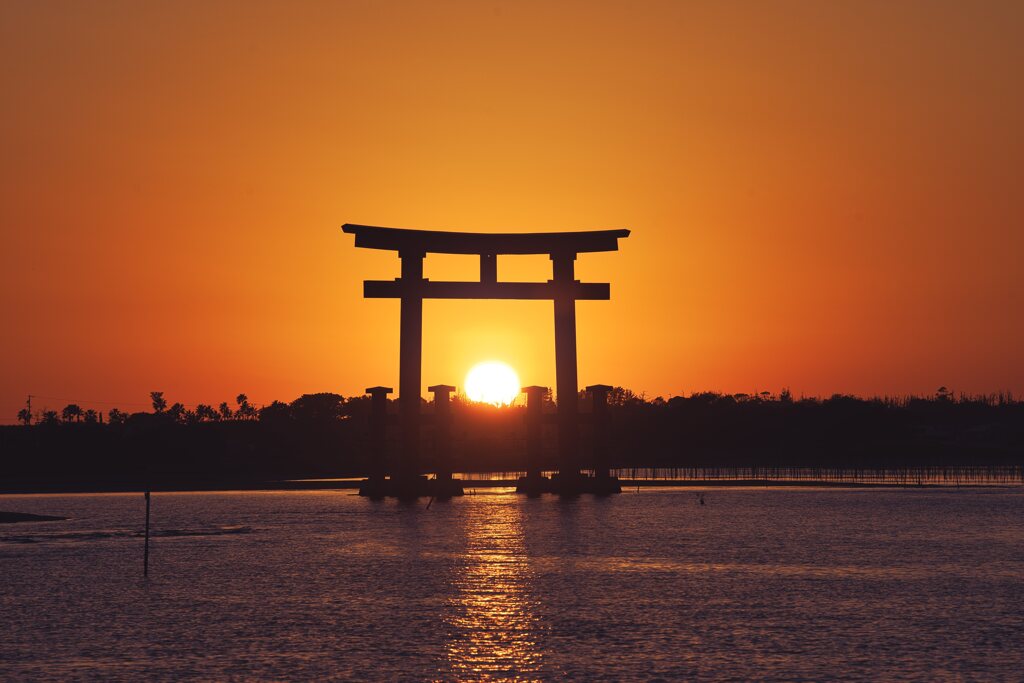 鳥居に寄り添う夕陽