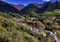 里山をゆく銀の列車