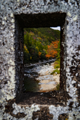 石橋の隙間から