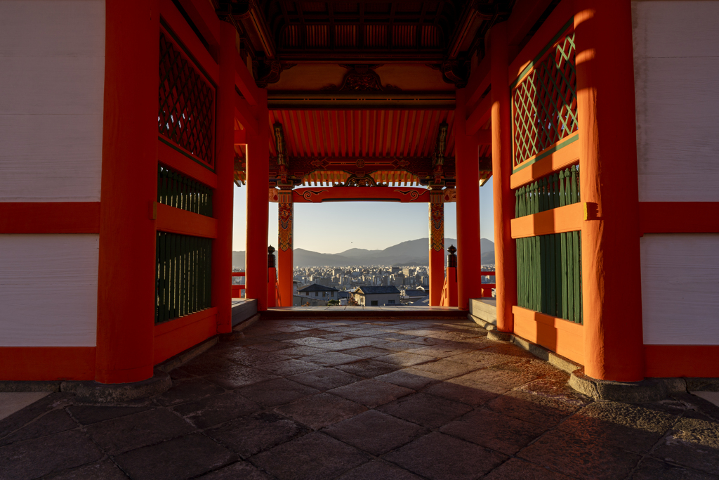赤黄色の京都