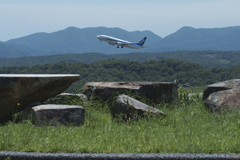 高台から見送るB737