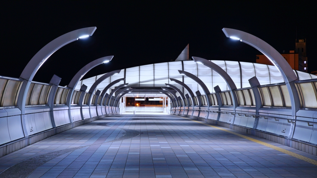 モダンな駅舎
