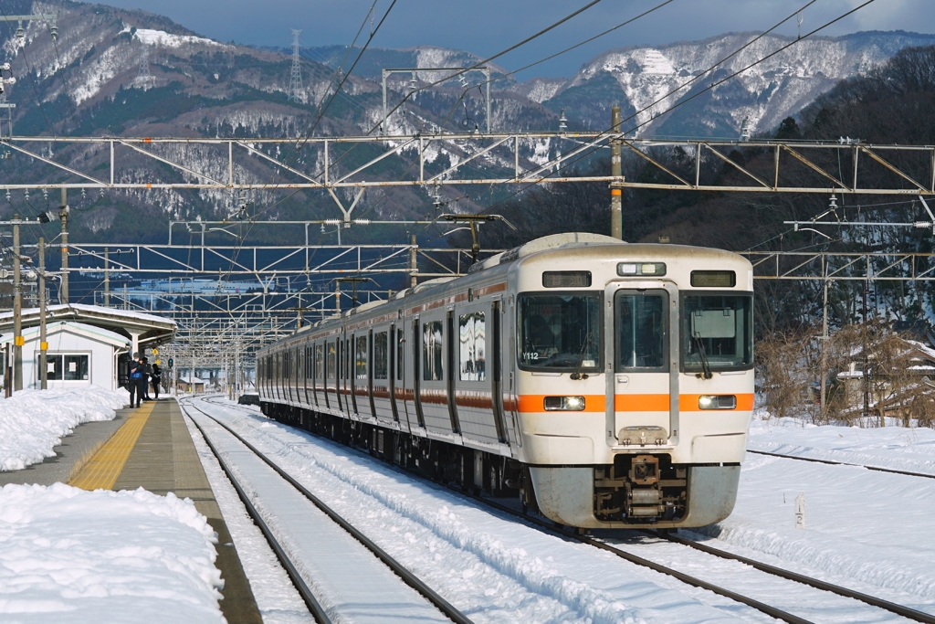雪まみれの東海道本線