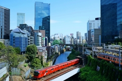 西の梅田駅、東の御茶ノ水駅
