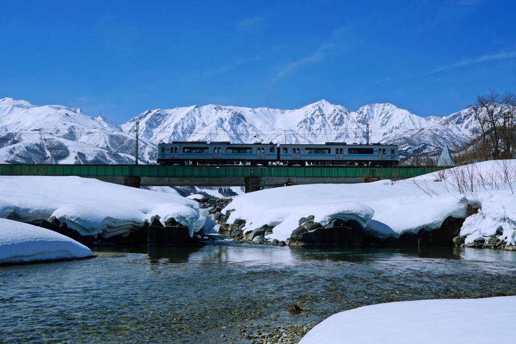 雪山を背景に