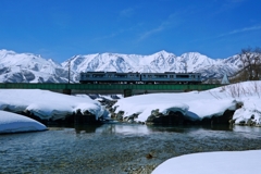 雪山を背景に