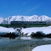 雪山を背景に