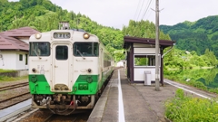 山間の駅にて