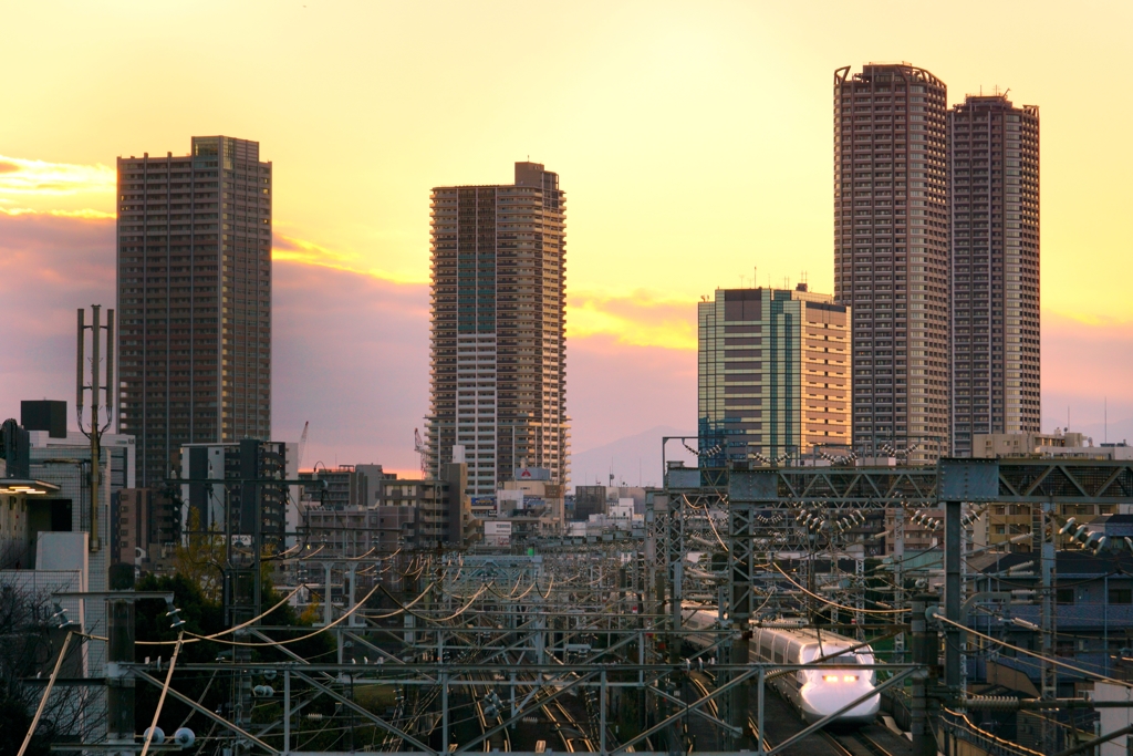 夕暮れ時のマンション群