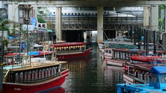 高架下に佇む屋形船