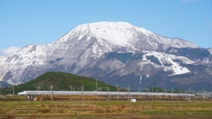 新幹線の背景にする山の定番と言えば？